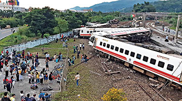 台湾铁路八车厢出轨18死168伤 疑弯道车速过快肇祸