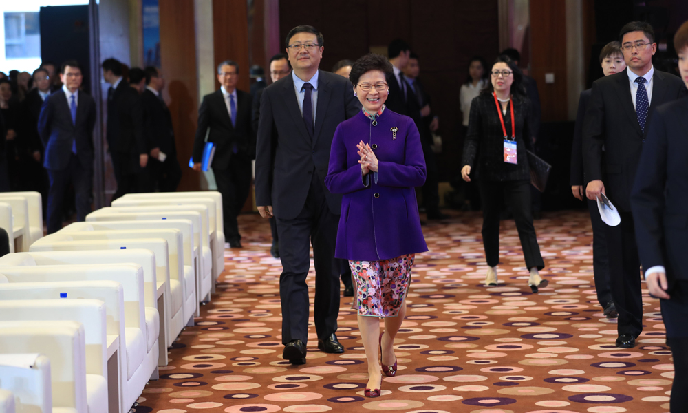 第二十二届北京•香港经济合作研讨洽谈会开幕式24日在北京国际饭店举行，图为与会领导入场。