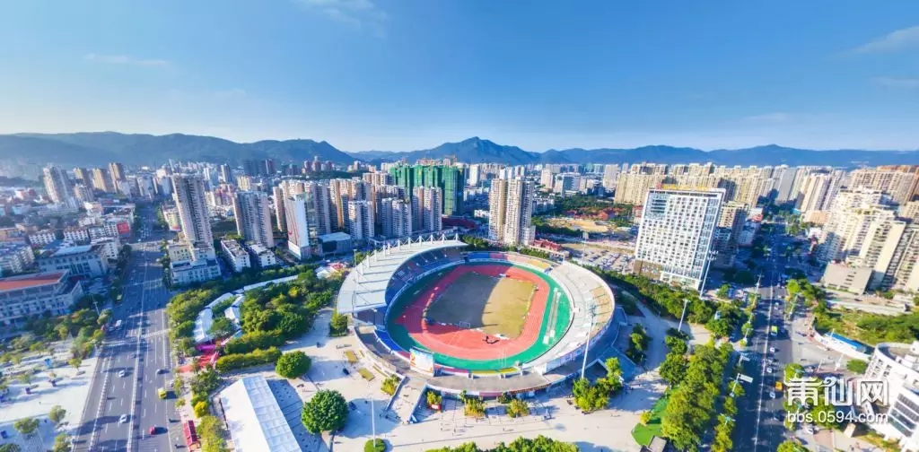 莆田市体育中心位于荔城区东园路,总占地面积343亩,总建筑面积95932