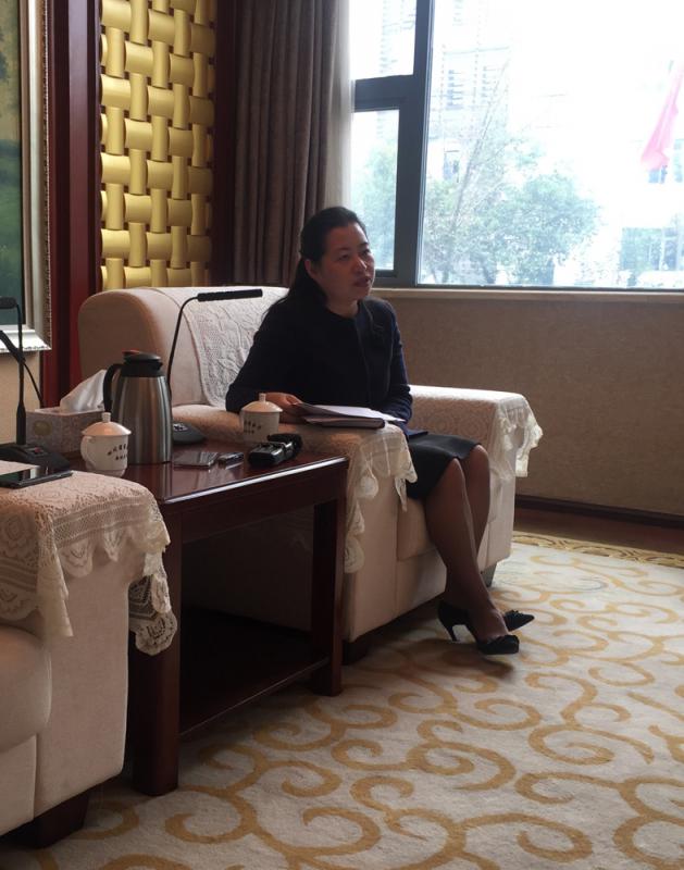图:四川省商务厅副厅长王蔚荩接受港澳媒体採访  大公报记者刘天娇摄