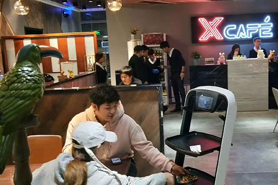 京东首家智能餐厅开业 机器人炒出八大菜系