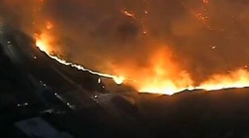 美国加州山林大火已致9人遇难 超15万人紧急撤离