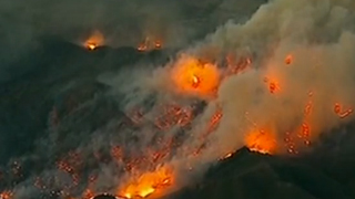 美国加州山火已造成至少82人死亡 66%火势得到控制