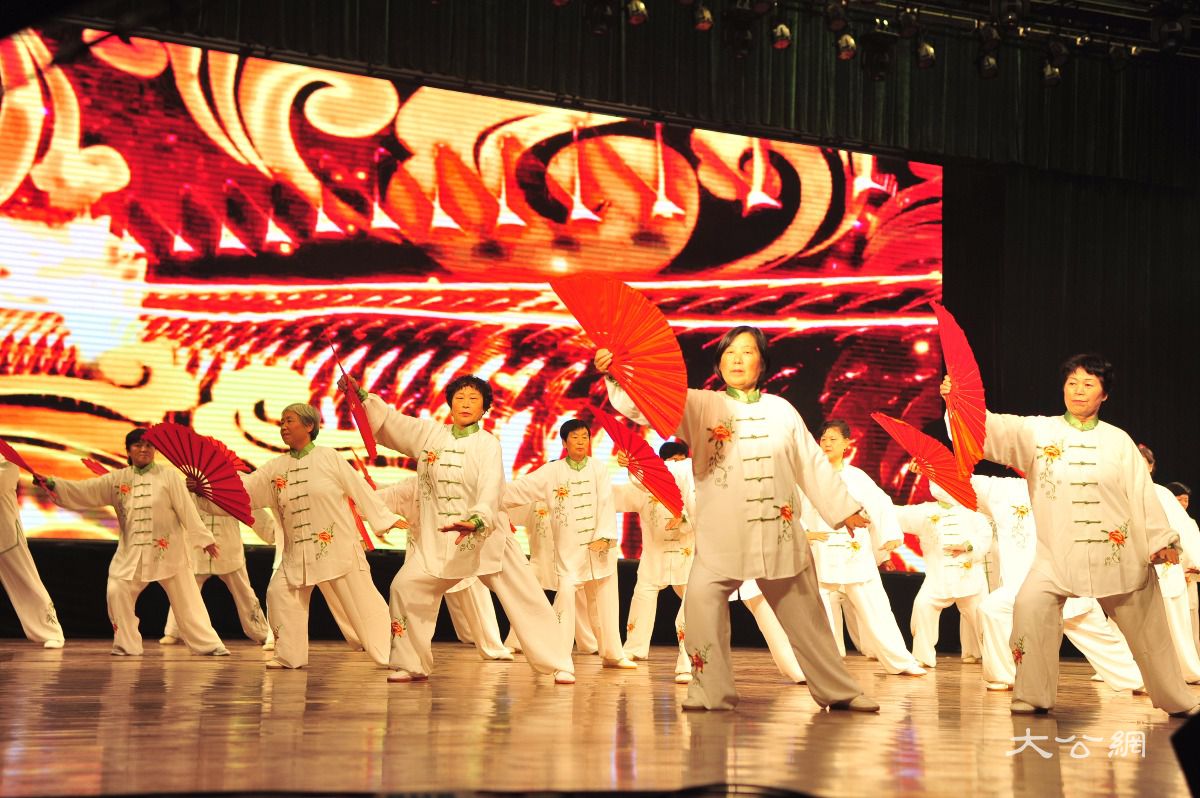 多个团体进行艺术及武术表演(冯雷摄)