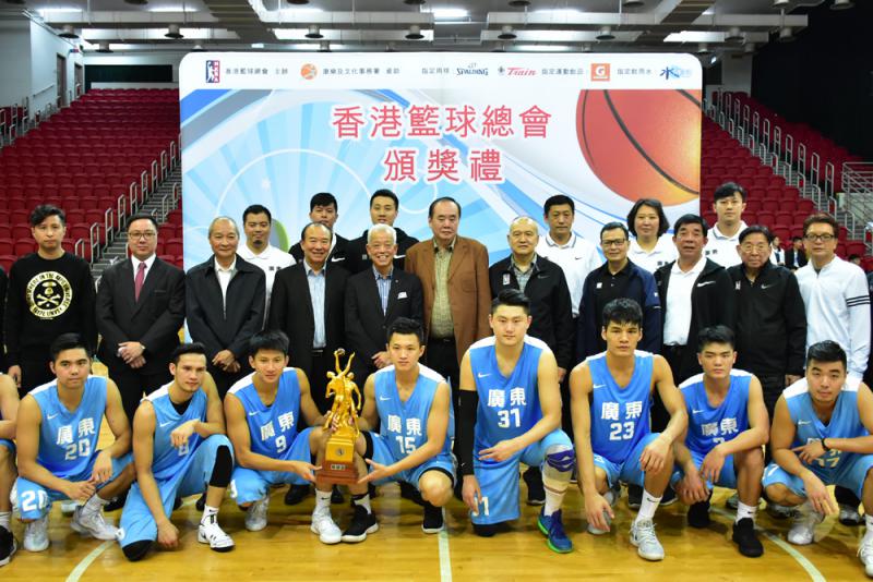 图:刘克军(中排左六),莫耀强(中排左五)在颁奖礼上与广东篮球队合照