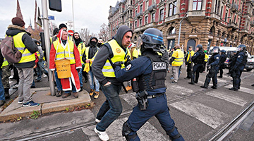 暴徒烧车抢警枪攻入凯旋门 法国爆发13年来最严重骚乱