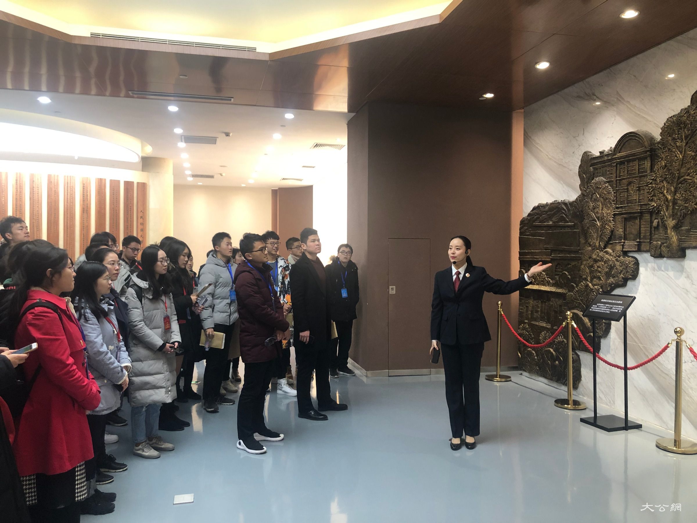 学生和代表们参观人民检察博物馆 ——记者赵一存 摄