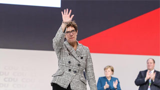 克兰普-卡伦鲍尔被选举为德国基民盟新主席