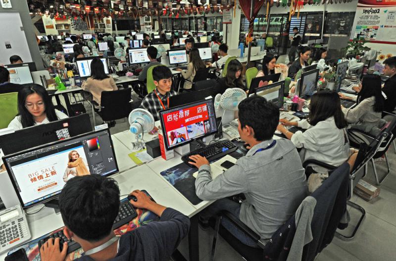 图:浙江省义乌市给力网络科技有限公司的员工在为电商平台运营而
