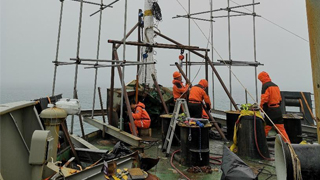 雪龙船艏桅进行临时维修 船级社签发安全证书