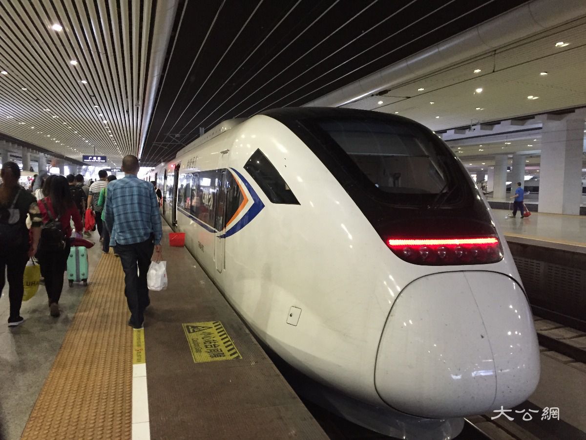 在全国发送旅客量最大的广州南站,今年春运期间日停靠高铁动车超过800