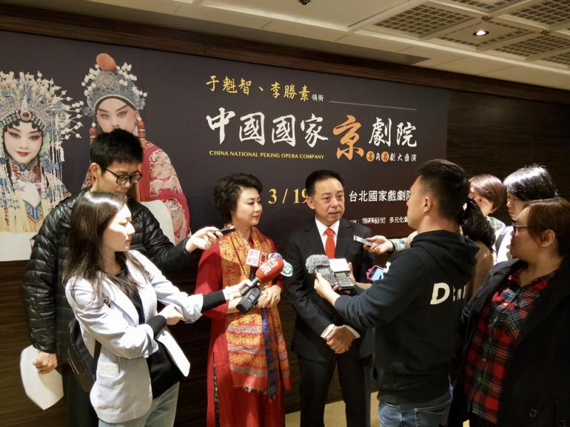 图:于魁智,李胜素在发布会上接受采访/受访者供图