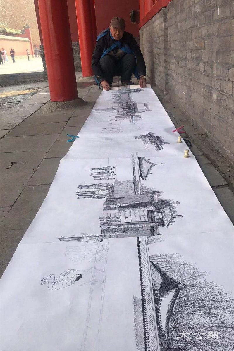 翟金生在故宫门前向记者展示正在创作中的6米故宫长卷