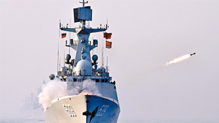 中俄黄海联演：军舰实射导弹抗来袭 首次合作援潜救生
