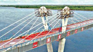 ﻿中俄首座跨境公路大桥合龙