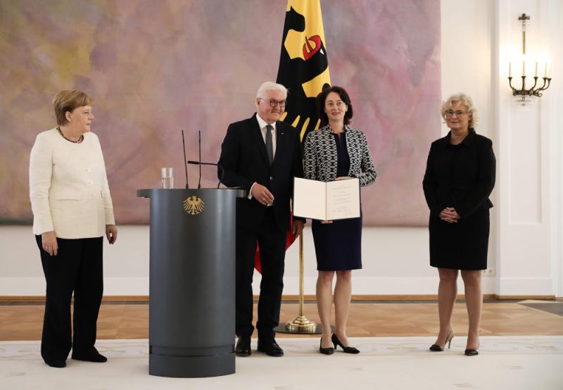 图:德国总理默克我(右一)27日列席司法部少离任典礼时齐身哆嗦  法