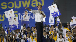 泰总理辞去军政府首领职务 宣布泰国恢复民主运作