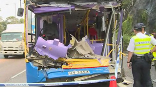 香港元朗一巴士与货车相撞 致1死14伤