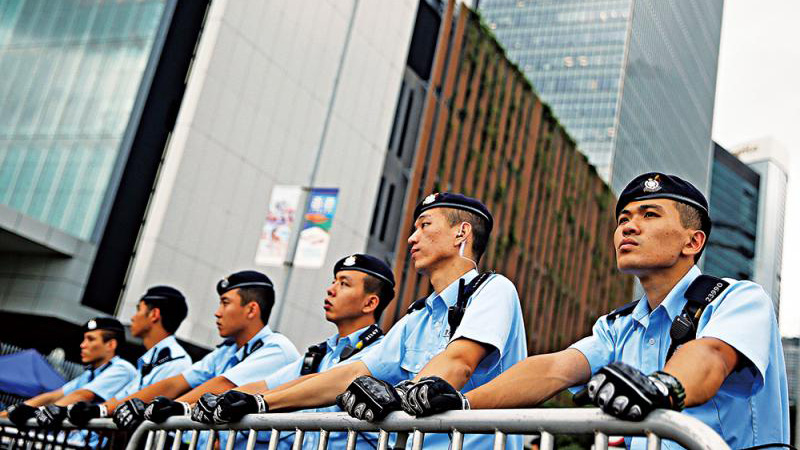 ﻿港澳办：中央坚决支持特首依法施政 向香港警察致敬
