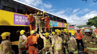 香港新界大榄隧道外两辆巴士相撞  77人受伤