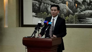 国务院港澳办新闻发言人杨光就香港极少数暴徒投掷汽油弹袭警予以严厉谴责