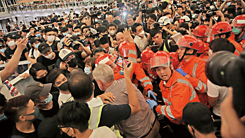 ﻿社评\暴乱重创香港国际航空枢纽地位