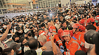 ﻿香港全城声讨机场暴徒，立即自首！