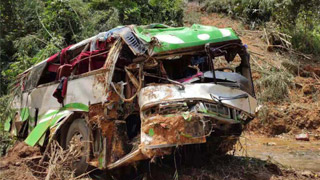 老挝严重车祸 中国游客13死31伤