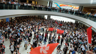 香港市民闹市商场快闪唱国歌 守护香港反暴力