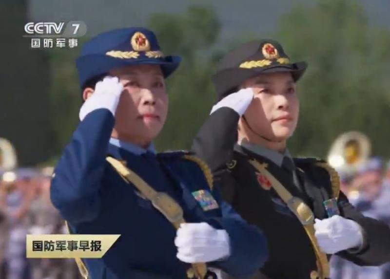 圖:將首次在徒步方隊中受閱的兩位女將軍程曉健(左)與唐冰\視頻截圖