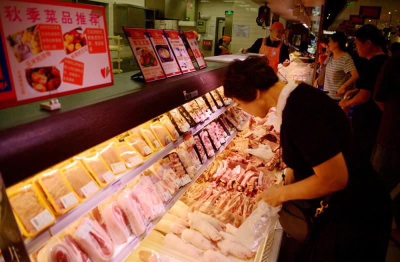 商务部会同相关部门向市场投放中央储备猪肉10000吨
