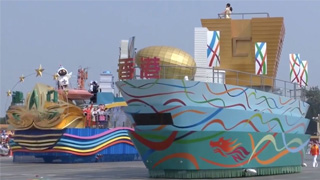 港澳台彩车参加群众游行 共同为祖国庆生