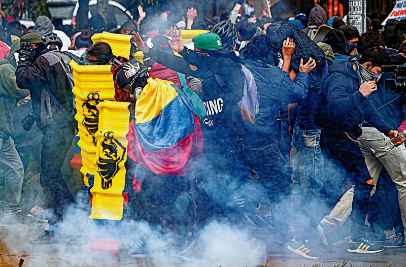13哥伦比亚示威变骚乱首都颁宵禁令 总统痛斥破坏行为