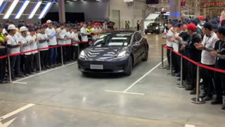 首批国产特斯拉Model 3在上海超级工厂正式交付