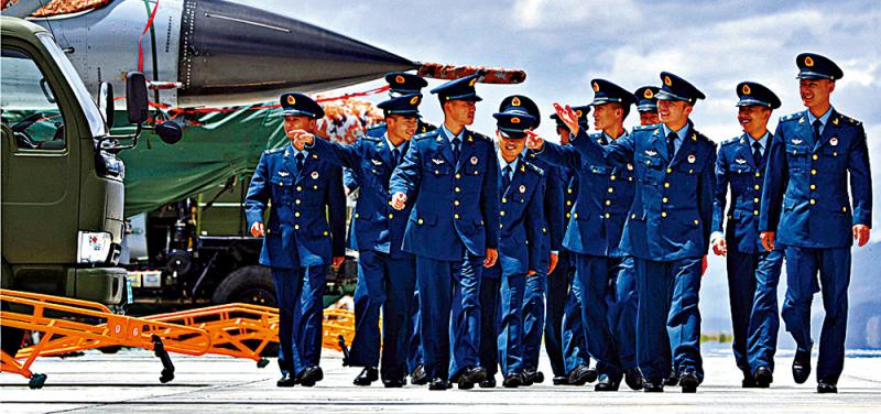 图:参与士官晋升军衔仪式的西部战区空军成员\网络图片此次军衔改革是