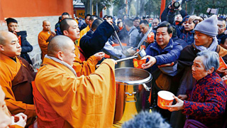 ﻿少林寺施腊八粥 传统文化香溢全球