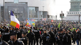 法国大罢工满月 巴黎再爆警民冲突