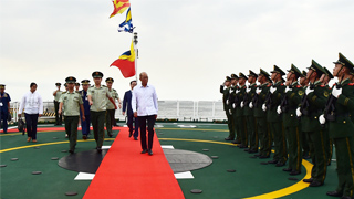 菲国防部长洛伦扎纳参观中国海警5204舰