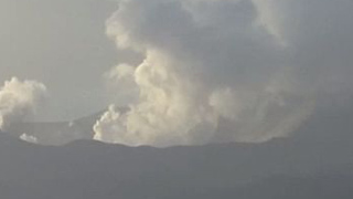 菲律宾塔阿尔火山持续冒出烟尘 仍可能剧烈喷发