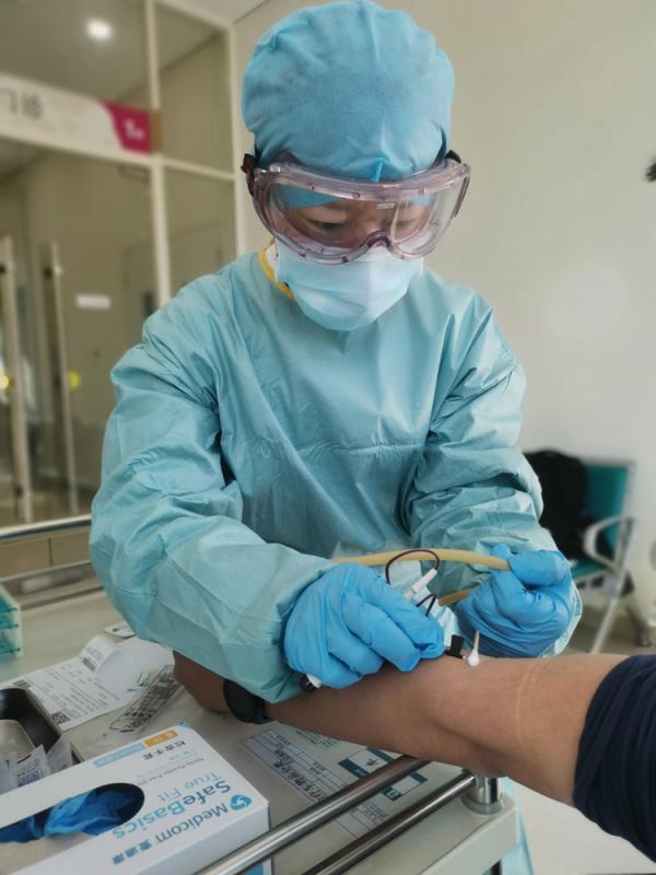 图:深圳大学总医院护士在为患者打针/受访者供图