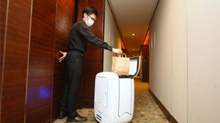 香港﻿酒店出动“机械人”为隔离者送餐
