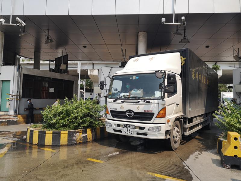 图:文锦渡口岸等待过关的香港货柜车\大公报记者郭若溪摄【大公报讯】