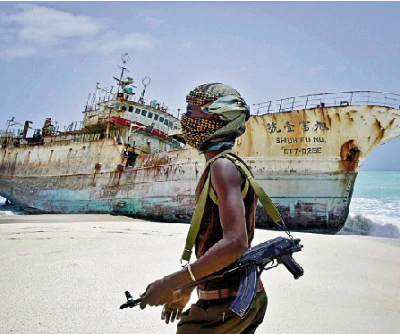 图:2012年,索马里海盗从遭劫台湾渔船前走过\资料图片