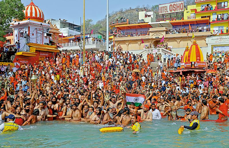 14日大壶节庆典上,大批印度教教徒在恒河沐浴\路透社