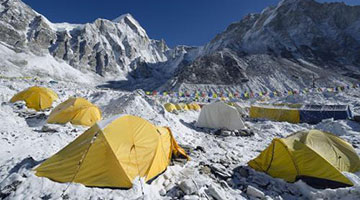 尼泊尔珠峰大本营17人确诊 有新冠症状者不断增加