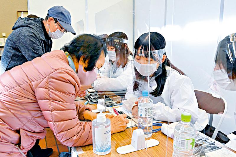 日本疫苗接种计划大乱 东京医护：死人算政府头上