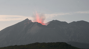 刚果火山喷发致5人死亡 民众惊恐逃往邻国