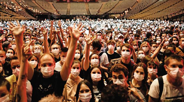 ﻿巴黎5000人戴口罩看演唱会 测试疫情传播风险