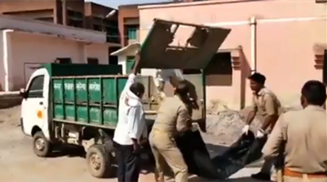 印度男子接受治疗前去世 遗体被警察扔进垃圾车
