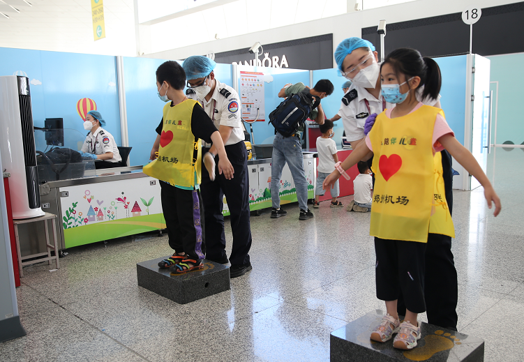 郑州机场暑运启动精心呵护无陪儿童出行